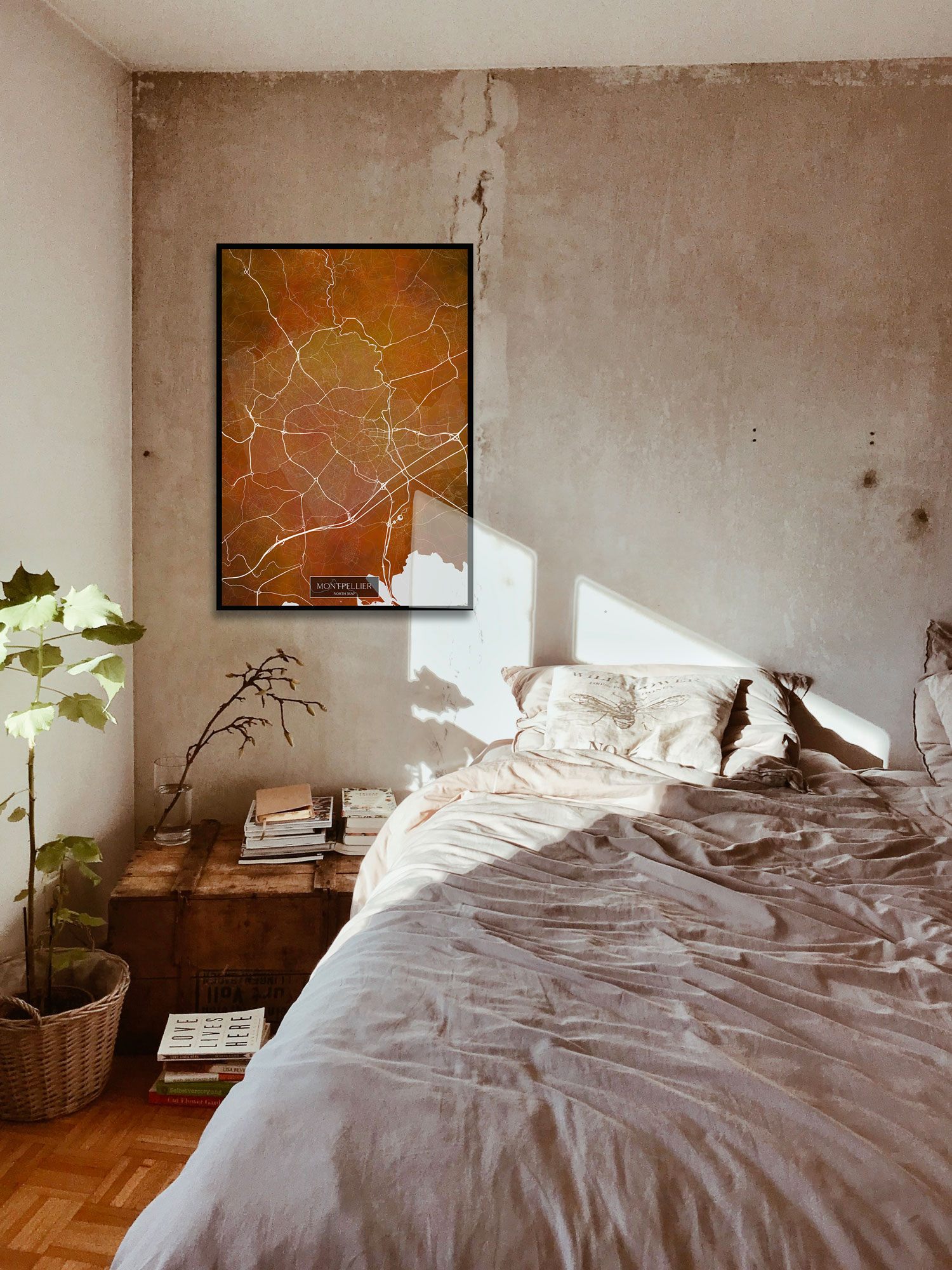 Carte de la ville de Montpellier, mise en situation dans un salon, avec une décoration épurée et moderne.